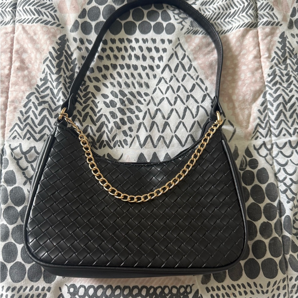 Chic Black Woven Shoulder Bag with Gold Chain